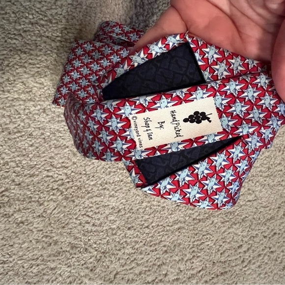 Men’s Vineyard Vines red whale patterned pure silk tie - Picture 5 of 5